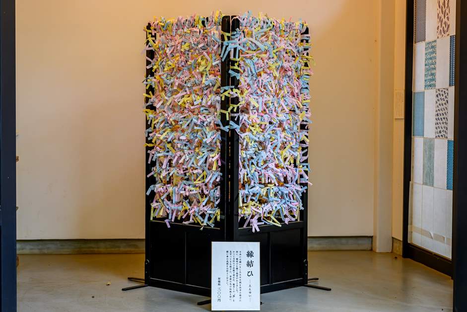 季節の色の和紙を結い、願い事の成就を祈る「縁結ひ（えんゆい）」