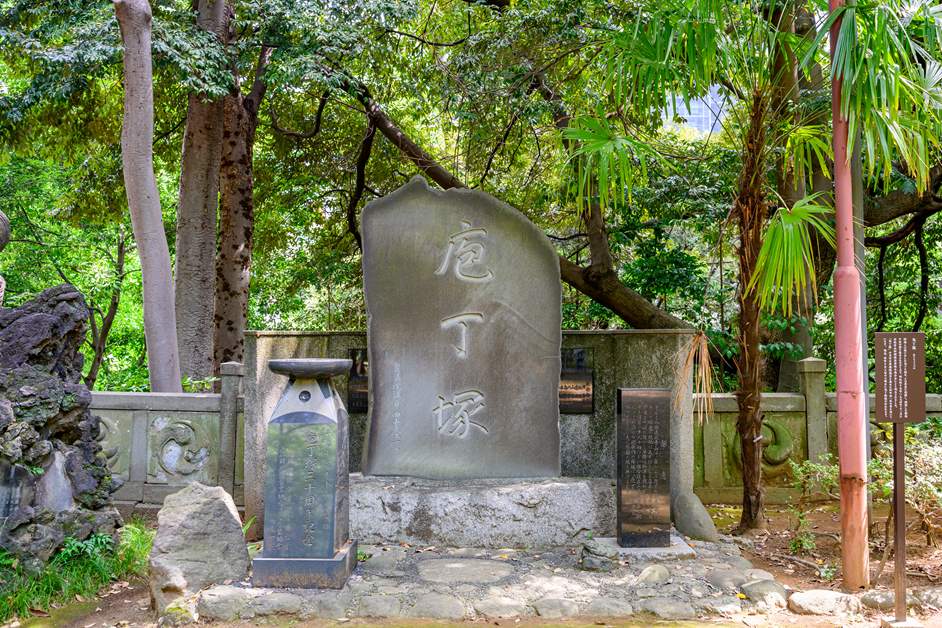 昭和49年（1974年）に赤坂青山料飲組合により建立された包丁塚