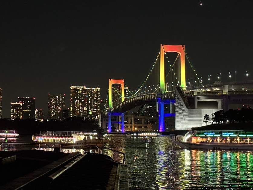 船上から望むレインボーブリッジ／東京湾岸の夜景