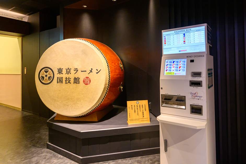 フロアの入口には外貨両替機も設置